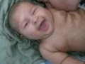 Nicollas rindo.