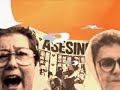 carlos (el indio) solari le regal� un poema a las madres. lo grab� en video, solo, en su casa por pedido de la gente de radiotea. se suma as�, a un homenaje del que ya participaron, entre much�simos otros, manu chao, sting y bono.

el indio solari, manu chao, sting, bono, saramago, galeano, andr�s ciro, fito paez, chizzo, el pelado cordera, le�n gieco, jorge drexler, pablo milan�s, silvio rodr�guez, caetano veloso, mario benedetti, leo sbaraglia, ruben blades, chico buarque, calle 13, aute, martin sheen, iv�n noble, federico luppi, eusebio poncela, toquinho, alfredo alc�n, norman brisky, david byrne, pino solanas, roa bastos, julieta d�az, etc, etc etc.

los nombres se apilan como ladrillos de un muro muy firme cuando la causa es justa. en un ejercicio de fortalecimiento de la memoria, cientos de personalidades de la m�sica, las letras, el teatro, la televisi�n y la poes�a, le rindieron homenaje e hicieron su personal regalo a las madres de plaza de mayo, y en su nombre, a todas las madres del mundo. a las que luchan.

esta vuelta le toc� a el indio solari. uno de los personajes m�s misteriosos, encumbrados y reacios a las c�maras y los medios de la historia del rock argentino. y cuenta la gente de tea imagen que lo hizo sin vueltas, sin requisitos, simple. es un homenaje a las madres de la plaza y, quiz�s, tambi�n sea un homenaje muy personal a su propia madre. la que viv�a con �l y su familia. la que parti� a un lugar mejor una semana antes de su show de jes�s mar�a. celina.

pero eso s�lo carlos lo sabe.