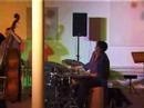 ein etwas konzentrierter blick auf bruno angelini w�hrend seines konzertes mit jo fonda (bass) und ramon lopez (drums)in der galerie festl & maas und bei world of basses am 11.10.2007
