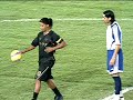 Ronaldinho se destaca em jogo contra Messi