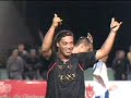 Ronaldinho se destaca em jogo contra Messi