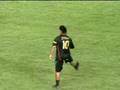 Ronaldinho se destaca em jogo contra Messi