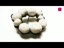 si te hablamos de joyas, �qu� te viene a la cabeza?. para borrar estereotipos y demostrarte que el mundo de las gargantillas, collares, pendientes, broches y anillos, es m�s amplio de lo que uno piensa te llevamos a la bas�lica. en pleno barrio jud�o de barcelona encontramos esta perla, esta galer�a de joyer�a contempor�nea en may�sculas, donde se exponen, muestran y venden desde collares con hojas de ginko biloba inmortalizados en plata u oro hasta piezas de swarosky que no s�lo llaman la atenci�n por sus brillos, sino por su influencia flamenca y un sin fin de colecciones seleccionadas, comisariadas y escogidas con un gusto exquisito.

el lugar desprende carisma y encontramos unas esculturas, obra de quien regenta el lugar, que enamoran, destellan y conquistan. �ah! y en la planta baja, se suceden exposiciones relacionadas, siempre, con la joyer�a y el arte. ahora, acaba de pasar una muestra de algunos de participantes en enjoia't 08. as� que, ponte c�modo que hoy vemos en primera persona que se cuece en la creaci�n de joyer�a contempor�nea y no pierdas detalle que hay mucho, mucho que observar.

y despu�s nos dices, que ahora, si te preguntamos sobre joyer�a, no s�lo te vienen a la cabeza perlas, oro y plata, �verdad?