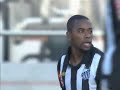 ● Mais vídeos de Futebol, acessem meu Canal ● Um bom jogo decisivo deve ser assim: corrido, nervoso, cheio de alternativas, emocionante e, claro, com muitos gols. O clássico entre São Paulo e Santos, neste domingo à tarde, no Morumbi, pelas semifinais do Campeonato Paulista, teve tudo isso. Os Meninos da Vila foram para cima, abriram 2 a 0, o time tricolor, com um a menos (Marlos foi expulso ainda no primeiro tempo), empatou e, no fim, com a cabeça de Durval, o Peixe venceu por 3 a 2 (assista aos melhores momentos no vídeo ao lado). Agora, o Alvinegro Praiano passa à final até perdendo por um gol de diferença no próximo domingo, na Vila Belmiro. O jogo começou estudado, um pouco truncado. O técnico Dorival Júnior, do Santos, mandou a campo um time com características ofensivas, com três atacantes, mas posicionados num 4-4-2 clássico: o meia Marquinhos atuou como volante ao lado de Arouca e Robinho jogou mais recuado, como um meia, armando o jogo ao lado de Ganso, deixando Neymar e André mais à frente. O São Paulo tomou a iniciativa e, marcando muito bem no meio-campo, conseguiu brecar as investidas dos santistas, que erravam muitos passes. O objetivo tricolor era ficar com a bola, para não dar chance ao melhor ataque do campeonato. A estratégia deu certo até 26 minutos, quando Neymar, até então apagado, recebeu na meia esquerda e acertou um lindo passe para Léo, que entrou pela esquerda e bateu cruzado. Júnior César apareceu pelo meio e acabou marcando contra. Os são <b>...</b>