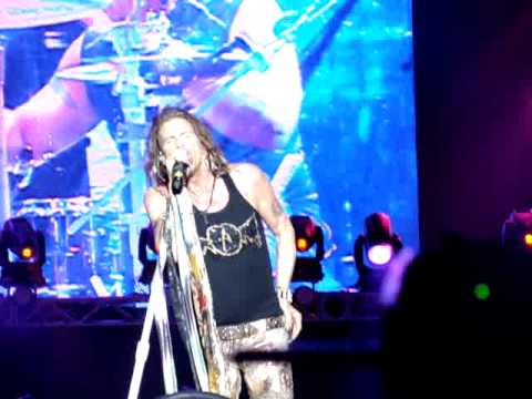 Steven Tyler tomó chicha morada y se puso un chullo durante el concierto en Lima