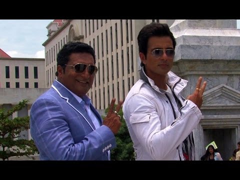 Akshay Kumar Rags Prakash Raj on the sets of Its Entertainment - Behind the Scenes