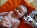 little kimmi lacht beim wickeln