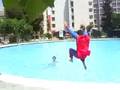 Superhappy en la piscina