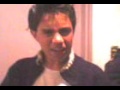un holligan keriendo hacerla de cantante imitador