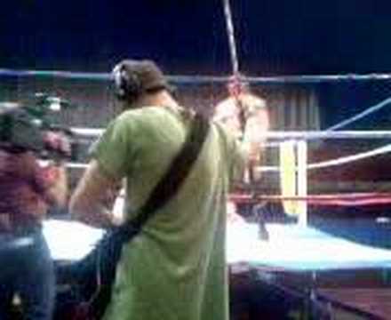 Meical Owen yn reslo efo'r Celtic Warrior