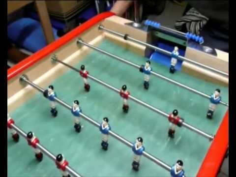 Baby foot - Série de techniques effectuées sur un baby foot bonzini b90 comprenant des buts, des feintes, des bandes, un magnifiques lob et surtout un cendrier. C'est un...