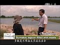 Some people say Singapore is a litter-free country. What you probably didn't know, is that the tiny country produces a whopping 7000 tons of garbage a day - 94 percent of which is vaporized in the incinerator, while the remaining 6 percent of ash is buried. @However, the last landfill on the crowded main island was filled up in 1999. Since then, Singapore has been taking its trash out to sea, to the world's first offshore landfill, on the small, but ever growing, island of Sumakau. In the latest of our series of reports on sustainable development in Singapore, we went to investigate how the government is reducing the environmental impact of the landfill. ( 7100 tons of trash a day ) Singapore is booming and its population is approaching 5 million people. The flip side of development is the 7100 tons of rubbish it produces every day. ( Waste ash sent to island landfill ) The largest incinerator receives 3000 tons a day, which is reduced to 700 tons of ash, 20 percent of the original mass, and 10 percent of the volume. The ash is then loaded onto ships and sailed to the largest offshore landfill in the world. ( Sumakau lagoon filled with waste ) The Sumakau landfill is surrounded by 4-mile long barrier, creating a huge lagoon, which is further split into 11 sections. The seawater is then drained to make way for the ash. ( Sumakau Landfill manager, Ong Chong Peng ) 