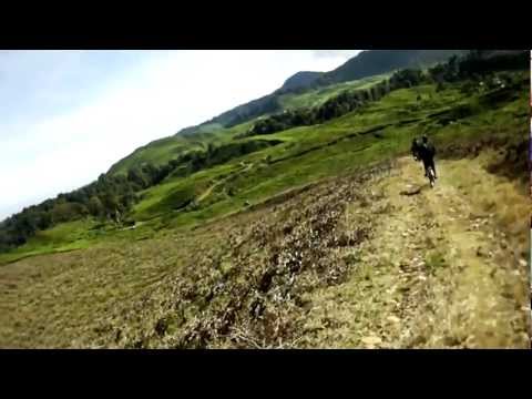 Video sepeda gunung Indonesia - Trek TW 5, jalur santai, tidak memasuki hutan seperti TW3. Jalur ini menjadi alternatif untuk menikmati pemandangan kebun teh di Rindu Alam. Kalau enga sabar...