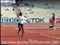 Mia ginaika parapataei tin wra pou rixnei to akontio!!!