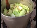 a cozinha barata: maria e o seu fogao de apara de madeira