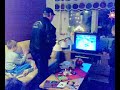 små pojkarna lär farfar boxas med wii...börjar lite lugnt för att sen öka takten..
