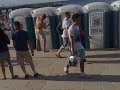 Borracho tratando de abrir puerta del baño por lado equivocado