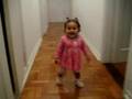 Larissa andando