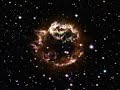 Il video illustra l'esplosione di una supernova ed i suoi resti finali. Una supernova come Cassiopea A è originata dalla morte di una enorme stella, che collassa sotto il peso della sua stessa forza di gravità. In seguito al collasso, gli strati più esterni della stella esplodono con una forza tale che la luminosità può offuscare brevemente parte della sua galassia di appartenenza. Cassiopea A è una supernova relativamente giovane, la sua età stimata è di circa 340 anni e il telescopio Hubble l'ha tenuta sotto osservazione per monitorare i filamenti prodotti dall'esplosione, che mutano rapidamente.Tra le particolarità osservate dal telescopio Hubble, quella della velocità con cui i detriti dello strato superficiale della stella si muovono nello spazio. I tecnici della Nasa e dell'Esa, responsabili del progetto di Hubble, hanno calcolato che alcuni resti si spostano a 50 milioni di chilometri all'ora, una velocità tale per cui potrebbero viaggiare dalla Terra alla Luna in 30 secondi.Cassiopea A si trova a 10mila anni luce dalla terra, nella costellazione di Cassiopea. Le esplosioni delle supernova danno origine a un gran numero di elementi, l'analisi dei quali è molto importante per capire l'evoluzione dell'universo. In questo caso è importante per gli scienziati poter osservare la composizione di detriti realtivamente giovani.