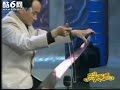 牛人用锯子拉琴