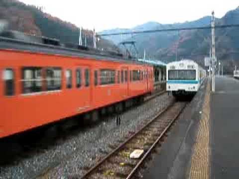 オレンジ編成発車