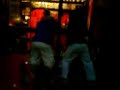 Neg�o ensinando Lipe a rebolar =]