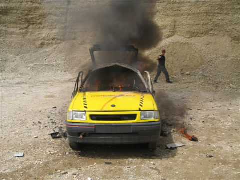 0 in Kugelbomben in einem Auto gezündet (Feuerwerk, Fireworks, Pyrotechnik)