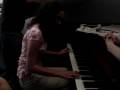 videos de Erika tokando piano