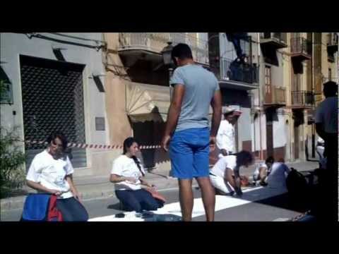 Castellammare del Golfo è entrata nel guinness dei primati con la tela colorata da più persone contemporaneamente. La lunga tela è stata colorata nella mattinata del 23 settembre 2012 lungo la principale via del paese, il corso Garibaldi. Dalle 10 del mattino, fino al tardo pomeriggio, centinaia di persone, sotto il sole cocente, hanno colorato con immagini della Sicilia, la lunga tela stesa sulla strada. Dopo un’attenta verifica, alle 21, all’Arena delle Rose, Lorenzo Veltri, giudice del Guinness World Record, ha dato il suo verdetto: Castellammare ha realizzato la tela colorata da più persone simultaneamente, trecentosettantatre persone per trecentonovanta metri quadri di tela. Il giudice ha dichiarato ufficialmente Castellammare detentrice del nuovo primato che prevedeva un minimo di 250 partecipanti.