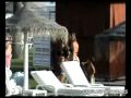 la actriz, que pasa sus vacaciones en una lujosa urbanizaci�n gaditana, aprovecha los d�as para broncearse y llenar de mimos a su hijo diego.