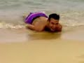  divertente  mario fà la foca in spiaggia a baja sardinia