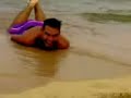  divertente  mario fà la foca in spiaggia a baja sardinia