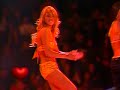 El Clan Rojo bailando sus éxitos para el cierre de la Teletón 2006, en el estadio nacional.
