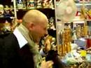 Gag moscovita con magliette rubate e cappello rotto...
