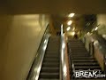 Escalera mecánica, cae, caída, idiota, salta jump, fall, shopping, cara, sangre