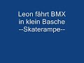 Leon fährt BMX in Skaterampe