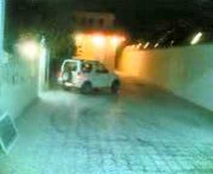 Driften auf engstem Raum - Dieser Araber hat das driften echt drauf. Er hat nicht viel mehr Platz wie in einem Pool und driftet trotzdem was das Zeug hält mit...