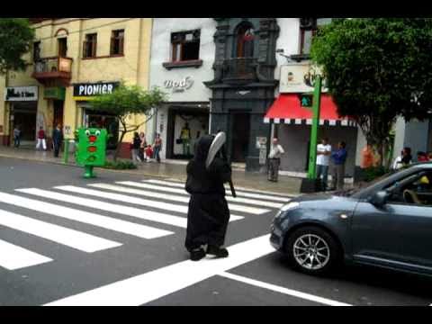 'La Muerte' te enseña a cruzar la calle para que no te vayas con ella