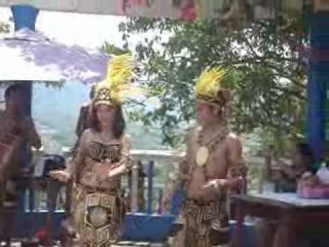 DANZAS SELVATICAS - http://www.meescapedecasa.com Aprecie un vídeo de algunas danzas de la selva amazónica en la ciudad de Moyobamba (Perú), en el marco de celabración de XIV Fe...