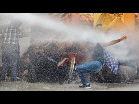 Trkei: Absetzung von Brgermeister in Diyarbakir - Wasserwerfer gegen Demonstranten