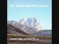 j'abruzzu
(perrone-de angelis; elab. teo usuelli)


so' sajitu a ju gran sassu,
so' remastu ammutulitu,
me parea che passu passu
se sajesse a j infinitu!
me parea che passu passu
se sajesse a j infinitu!

che turchinu, quantu mare,
che silenziu, che bellezza!
ppure roma e j atru mare
se vedea da quell' ardezza!
ppure roma e j atru mare
se vedea da quell' ardezza!

po so jtu a la majella,
la montagna tutta n fiore,
quant � bella, quant � bella,
pare fatta pe lamore!
quant� bella, quant� bella,
pare fatta pe lamore!

quantu sole, quanta pace!
che malia la ciaramella!
ju pastore veglia e tace
pare ju diu della majella!
ju pastore veglia e tace
pare ju diu della majella!

po' so' jtu a la marina,
e le vele colorate,
co' ju sole, la mmatina,
se so' tutte lluminate!
co' ju sole, la mmatina,
se so tutte lluminate!

se recanta la passione
ju pastore alla montagna,
je responne na canzone,
da ju mare a la campagna!
je responne na canzone,
da ju mare a la campagna!