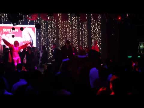 sutton - Situado en la zona alta de la ciudad, Sutton Club se ha convertido, desde su inauguración en el año 2001, en la discoteca más glamurosa y de moda de Barcelon...