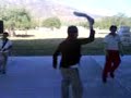 saimon bailando al ritmo de la  banda de guerra