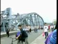 Chinês empurra suposto suicida de ponte
