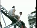 Chinês empurra suposto suicida de ponte