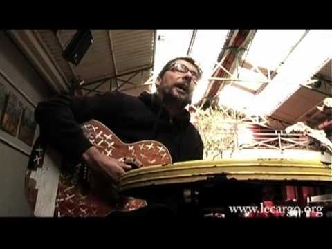 didier - Seconde rencontre avec Didier Super. Nous sommes à la Bellevilloise, Bon nous ne sommes pas allé chercher très loin... c'est ici qu'il jouera en novembre