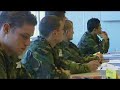 Als je bent aangenomen, begin je met je militaire opleiding. Op bivak, met een wapen leren omgaan, of zelfs een opleiding in Amerika... welke opleiding je volgt hangt af van je functie.