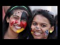 Impressionen der Fußball-WM 2010 in Südafrika. Fußball ist die schönste Nebensache der Welt. Hier sieht man warum;). Schönheiten auf den Rängen zusammengefasst in ein paar Bildern.