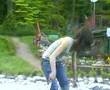 Tammy schwimmt im Teich