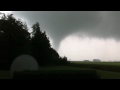 (gefilmd van zeer dichtbij) het ontstaan van een fikse windhoos boven ons huis vlakbij Hantum Ternaard Noord Oost Friesland.